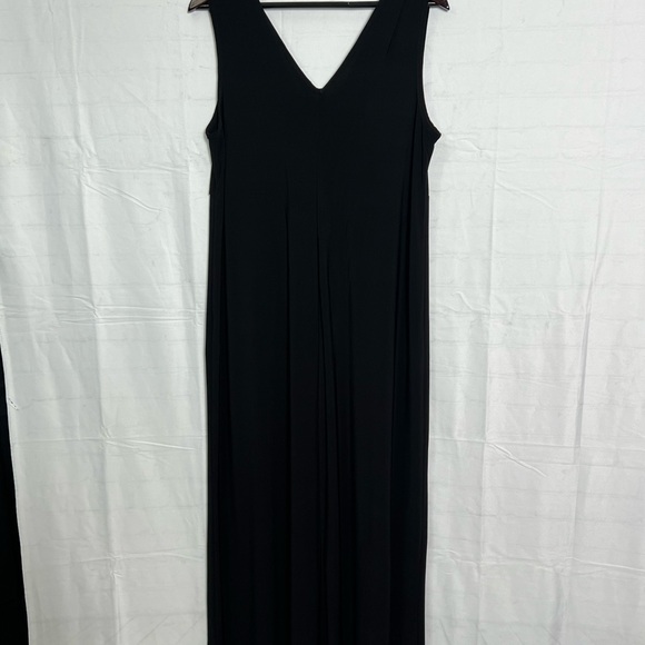 Chic Black Maxi Dress with Flowing Silhouette - Picture 10 of 11